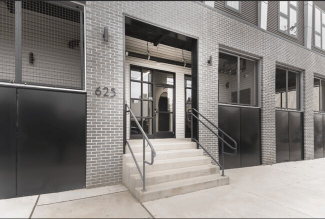 625 W Girard Ave in Philadelphia, PA - Foto de edificio - Building Photo