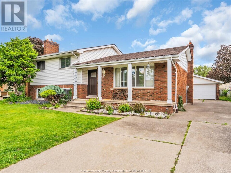 2976 Buttery Ct in Windsor, ON - Building Photo