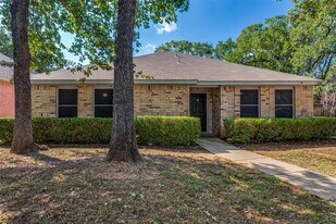 5510 Eagle Rock Rd in Arlington, TX - Building Photo