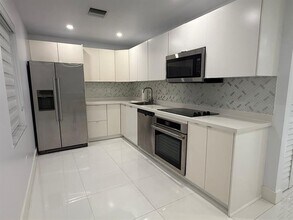 8277 SW 128th St in Miami, FL - Foto de edificio - Building Photo