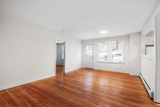 5 Wood Ct-Unit -Unit 2 in Plymouth, CT - Foto de edificio - Building Photo