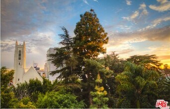 1920 Hillcrest Rd in Los Angeles, CA - Foto de edificio - Building Photo