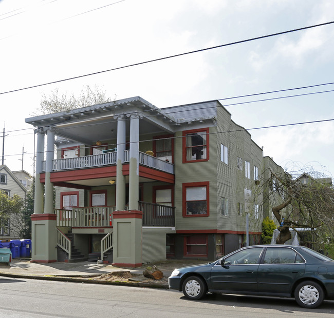 68 NE Stanton St in Portland, OR - Foto de edificio - Building Photo