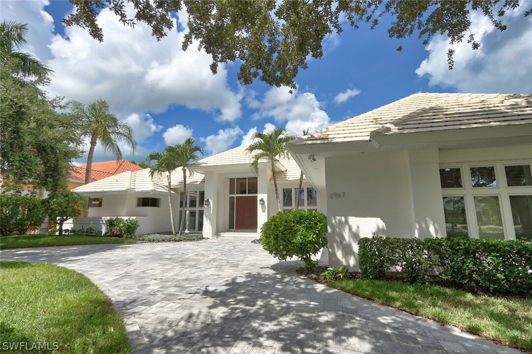 6967 Green Tree Dr in Naples, FL - Foto de edificio