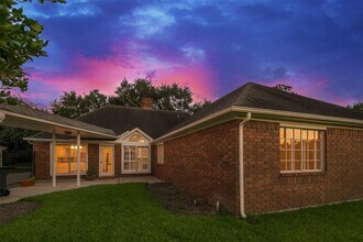 4910 Canterbury Ln in Sugar Land, TX - Building Photo - Building Photo