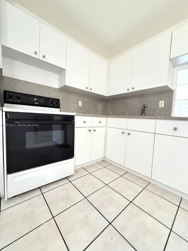 1201 NE 191st St in Miami, FL - Building Photo - Building Photo