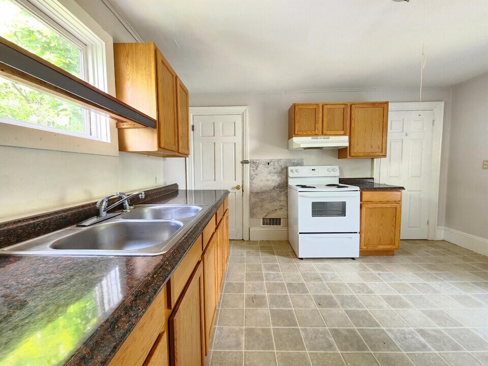 72 Pier St in Bangor, ME - Building Photo