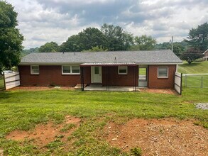 2204 Wyndale Rd in Johnson City, TN - Building Photo - Building Photo
