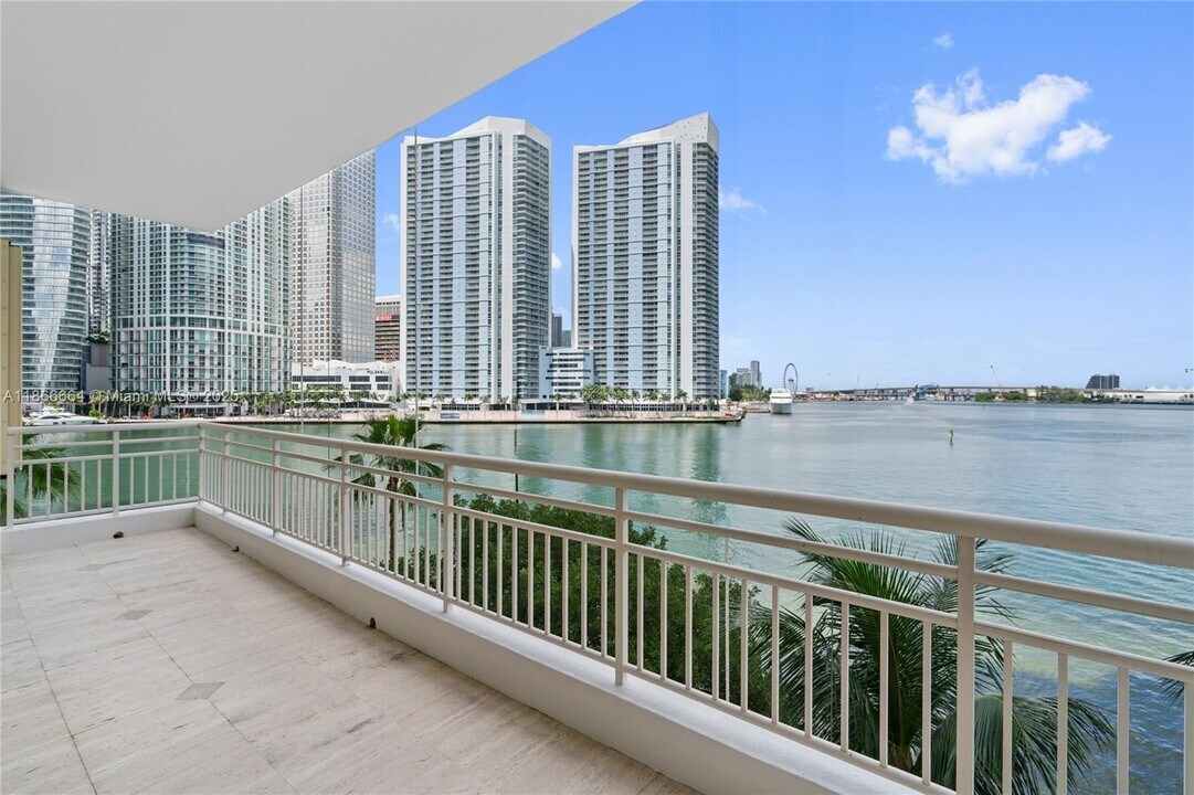 888 Brickell Key Dr in Miami, FL - Building Photo