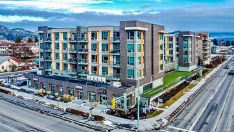 925 Leon Ave in Kelowna, BC - Building Photo