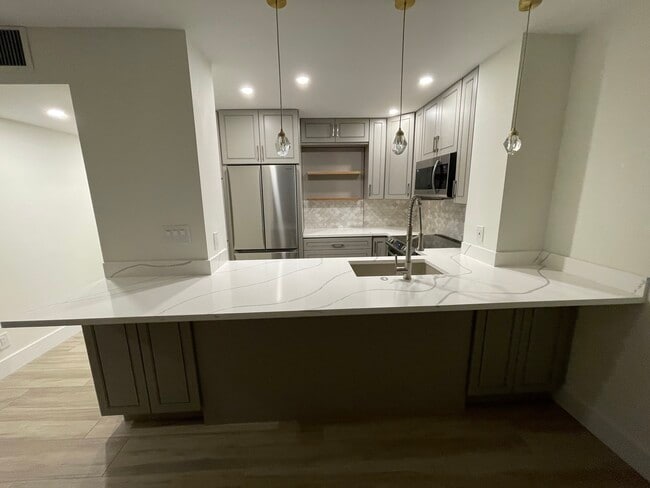 1831 NE 38th St, Unit Coral Lake Tower in Fort Lauderdale, FL - Foto de edificio - Building Photo