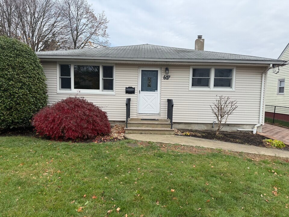 607 1st Ave in North Brunswick, NJ - Building Photo