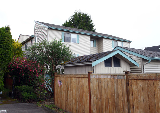 8724 Mary Ave NW in Seattle, WA - Foto de edificio - Building Photo