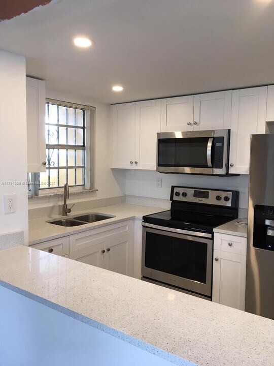 8897 Fontainebleau Blvd in Miami, FL - Building Photo