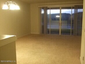 7002 Roundleaf Dr in Jacksonville, FL - Foto de edificio - Building Photo