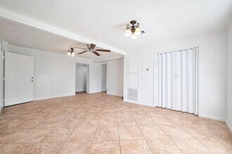 227 N Austin Dr in Angleton, TX - Building Photo - Building Photo