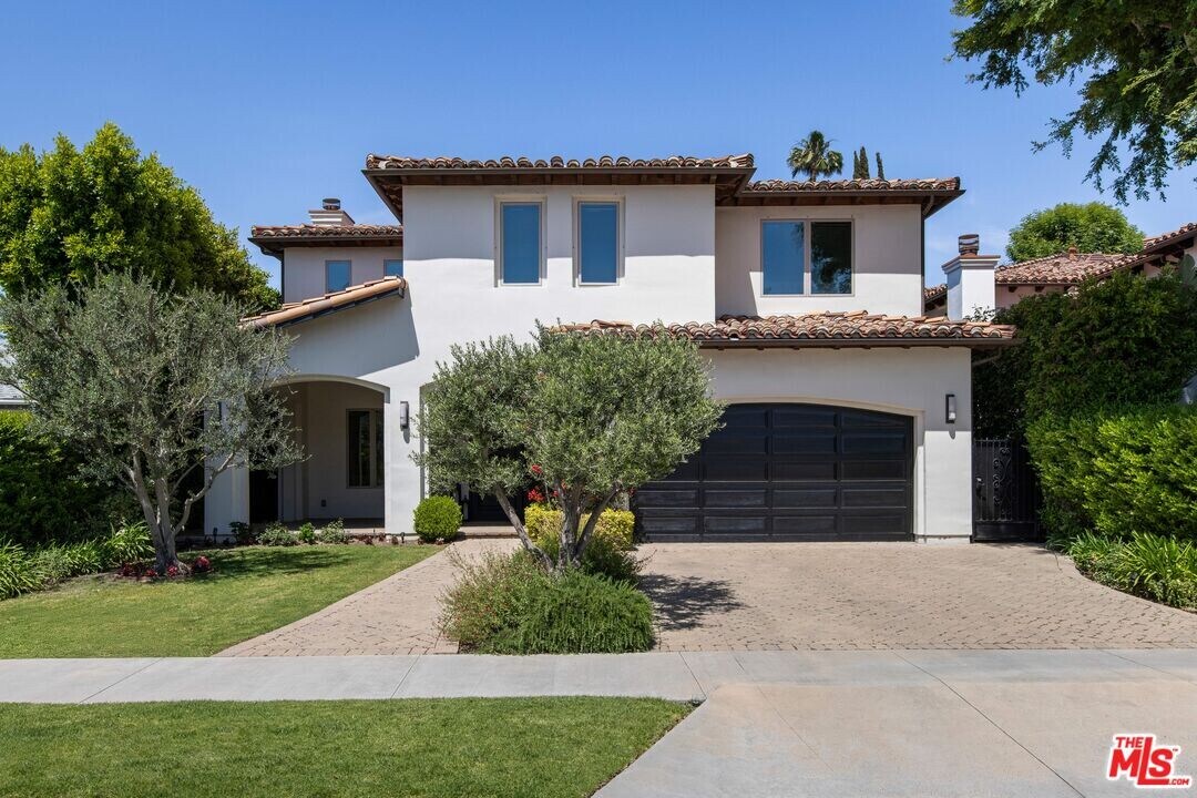 15451 Varden St in Los Angeles, CA - Building Photo