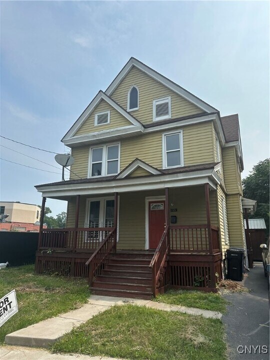 725 S Beech St in Syracuse, NY - Building Photo