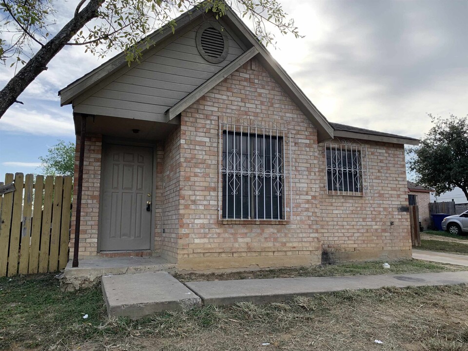 113 Carter Dr in Laredo, TX - Building Photo