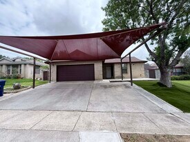 1709 Kingwood Dr in Laredo, TX - Building Photo