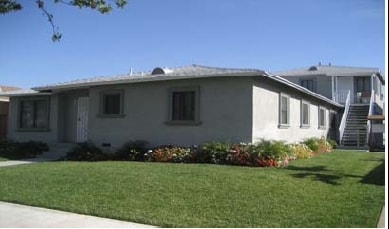 9028 Ramsgate Ave in Los Angeles, CA - Foto de edificio - Building Photo