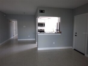 11355 3rd St E, Unit 2 in Treasure Island, FL - Foto de edificio - Building Photo