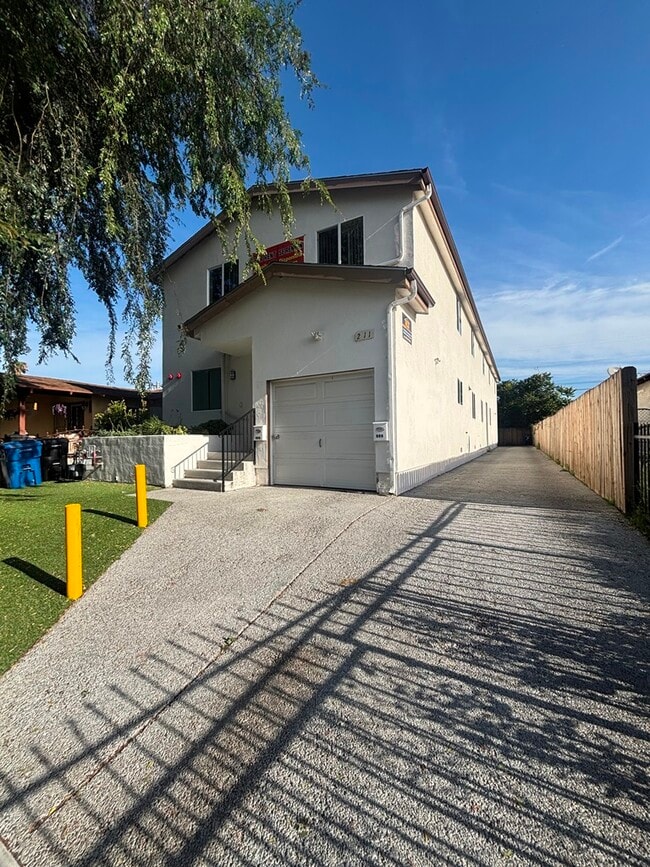 213 W 82nd St in Los Angeles, CA - Foto de edificio - Building Photo