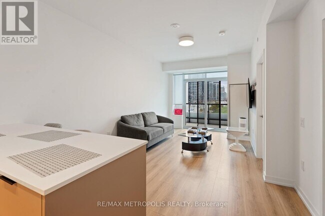 2485 Eglinton Ave W in Mississauga, ON - Building Photo - Building Photo