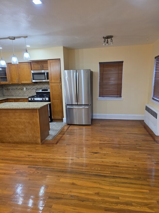 2042 E 53rd Pl, Unit 2nd floor apartment in Brooklyn, NY - Foto de edificio