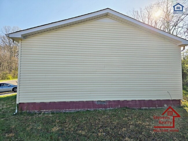 210 Holly Berry Ln in Sparta, TN - Building Photo - Building Photo