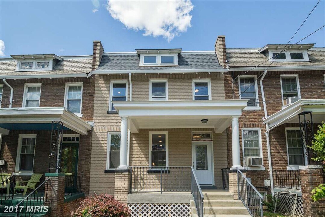 921 Farragut St NW, Unit Petworth in Washington, DC - Building Photo
