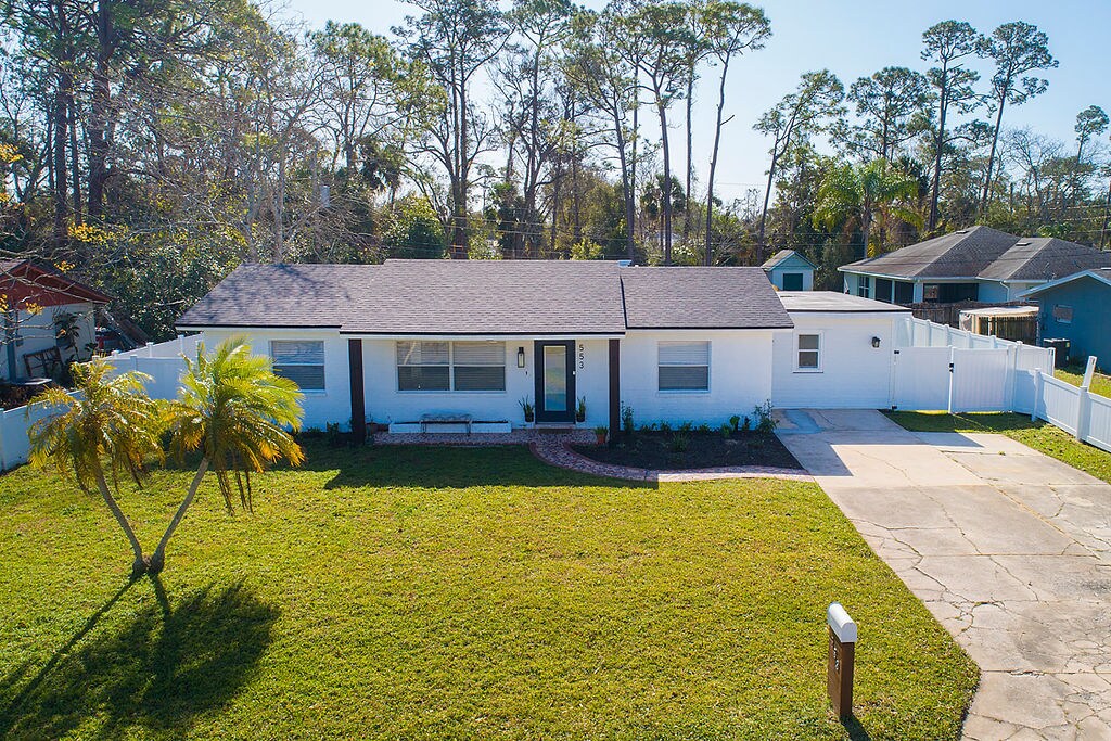 553 Peacock Rd, Unit Bedroom 1 in Daytona Beach, FL - Building Photo