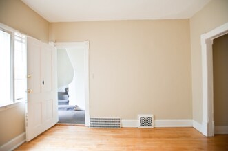 3221 N Newhall St, Unit Lower in Milwaukee, WI - Building Photo - Building Photo