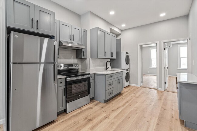 24-42 43rd St-Unit -1 in Queens, NY - Building Photo - Building Photo