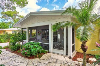 361 1st Ave N in Naples, FL - Foto de edificio - Building Photo