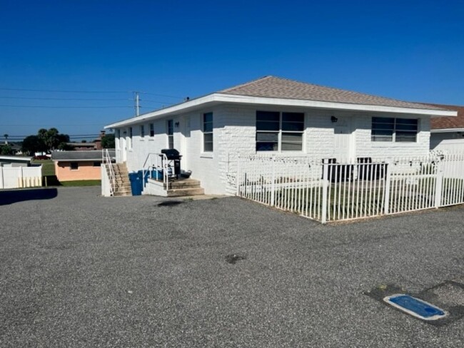 3822 S Atlantic Ave-Unit -3822 S Atlantic Ave - Back in Daytona Beach Shores, FL - Foto de edificio - Building Photo