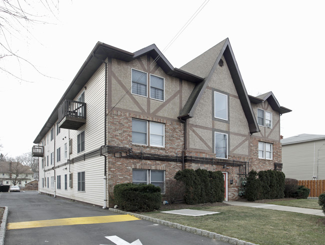 White Rose Apartments in Roselle, NJ - Foto de edificio - Building Photo