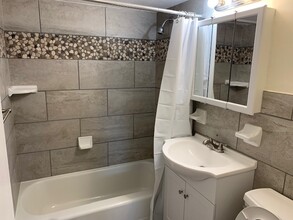 422 High St, Unit 30 in Medford, MA - Foto de edificio - Building Photo