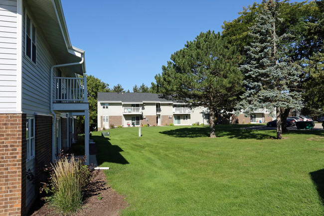 Village Green East Apartments in Janesville, WI - Foto de edificio - Building Photo