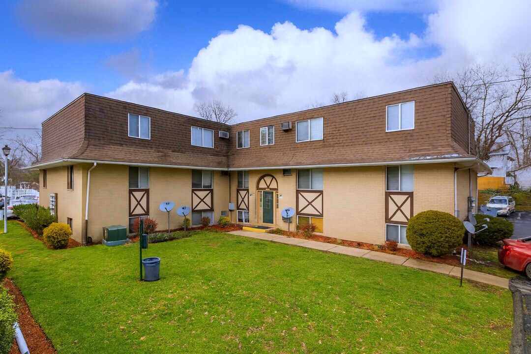 Legends Pointe in Canton, OH - Building Photo