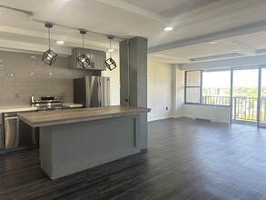 44 Strawberry Hill Ave, Unit 11L in Stamford, CT - Building Photo - Building Photo