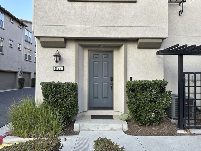 957 S Bluff Rd in Montebello, CA - Building Photo - Building Photo