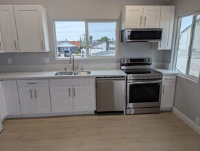 327 E Palomar St, Unit Upstairs rear unit in Chula Vista, CA - Building Photo - Building Photo
