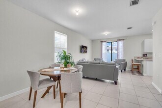 11101 W 33rd Ct in Hialeah, FL - Building Photo - Building Photo