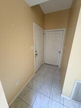 1054 Claudia St in New Smyrna Beach, FL - Foto de edificio - Building Photo