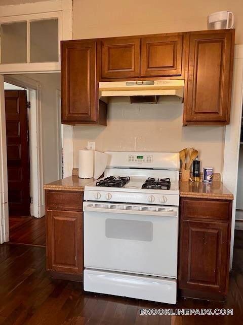 77 Walnut St in Brookline, MA - Building Photo