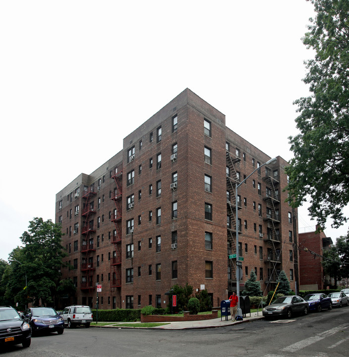 7505 113th St in Forest Hills, NY - Building Photo