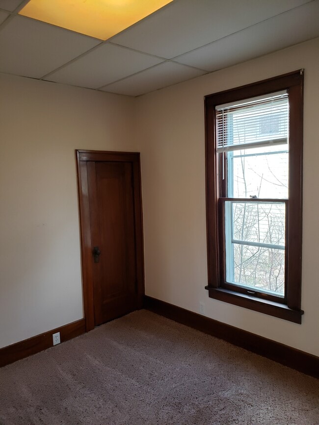 558 Monroe St, Unit Lower in Oshkosh, WI - Building Photo - Building Photo