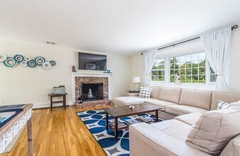 67 Old Post Rd in Barnstable, MA - Foto de edificio - Building Photo