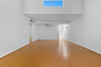 18350 Hatteras St, Unit 253 in Tarzana, CA - Building Photo - Building Photo